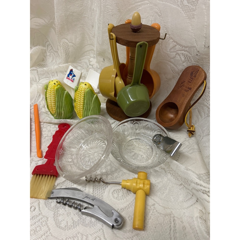 Vintage Kitchen Lot StarKist Tuna Corn S&P Shakers Measuring Cups Retro Kitschy - Picture 2 of 6